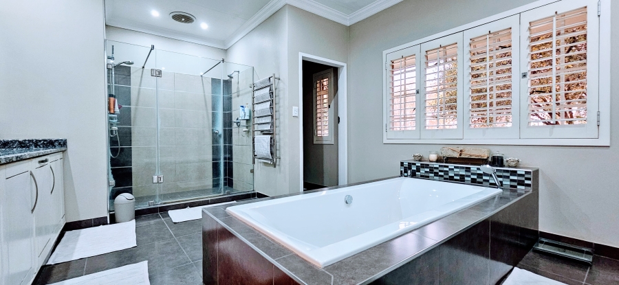 4 Bedroom Property for Sale in Three Rivers Proper Gauteng