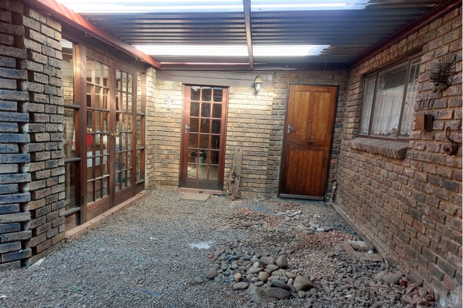 3 Bedroom Property for Sale in Rooihuiskraal Gauteng
