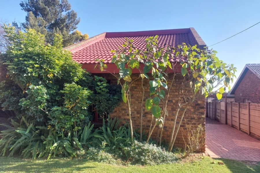 3 Bedroom Property for Sale in Rooihuiskraal Gauteng