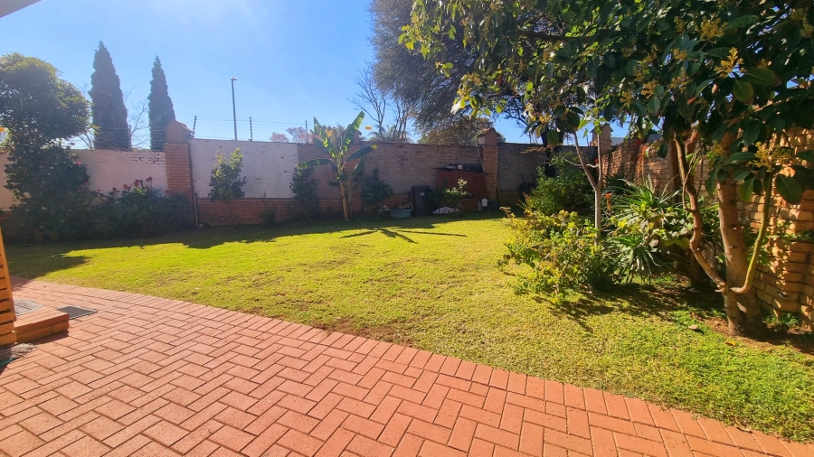 5 Bedroom Property for Sale in Crescent Wood Country Estate Gauteng