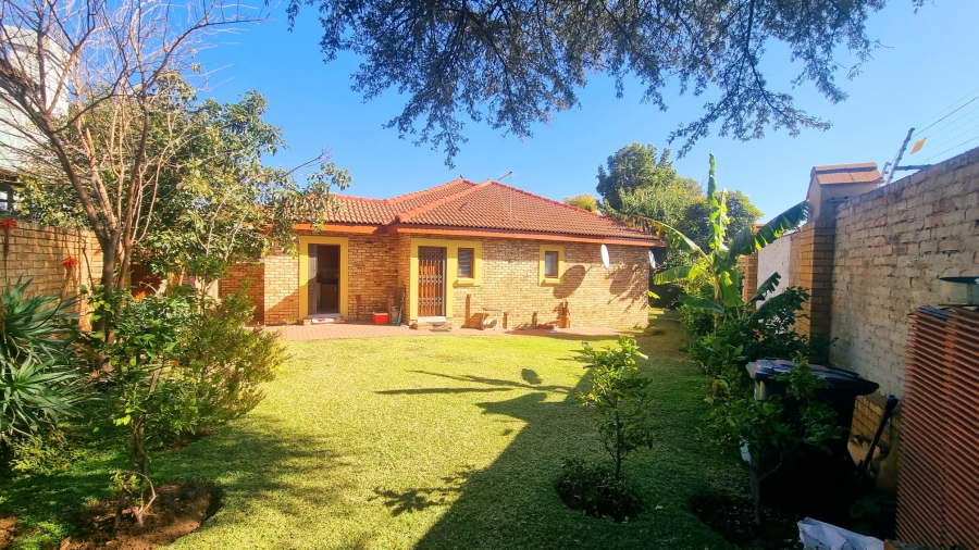 5 Bedroom Property for Sale in Crescent Wood Country Estate Gauteng