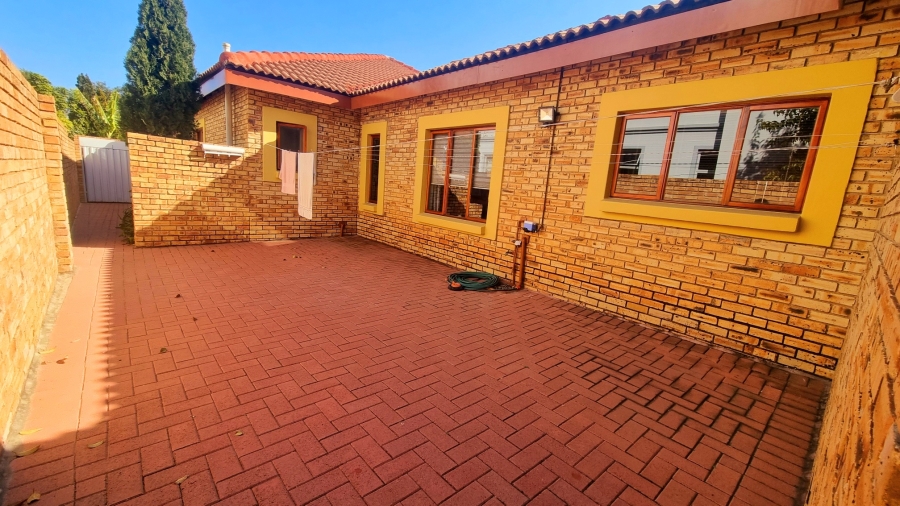 5 Bedroom Property for Sale in Crescent Wood Country Estate Gauteng