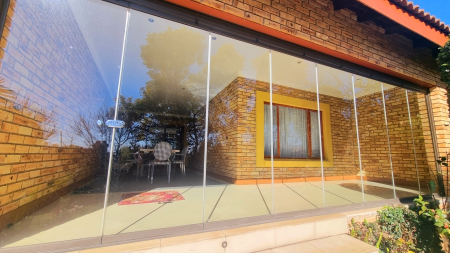 5 Bedroom Property for Sale in Crescent Wood Country Estate Gauteng