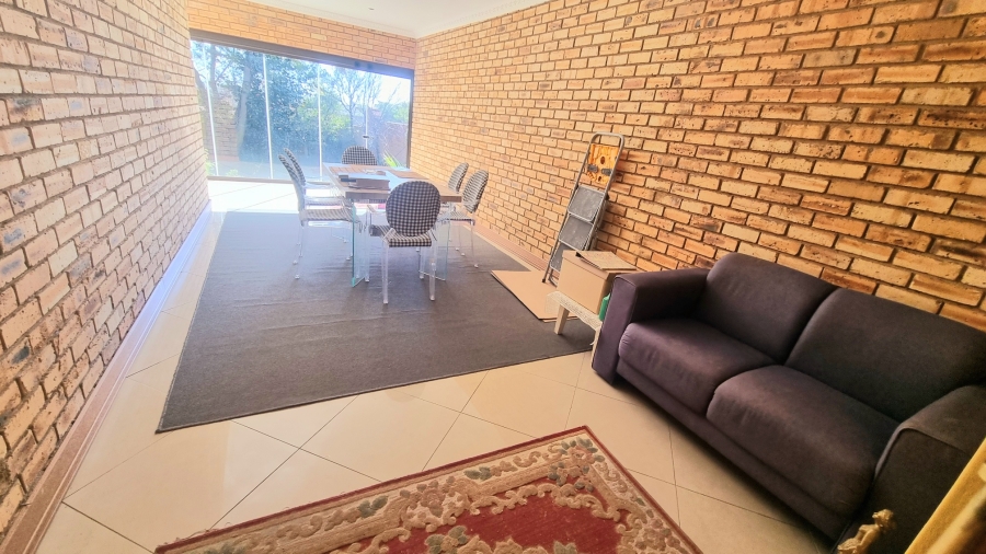 5 Bedroom Property for Sale in Crescent Wood Country Estate Gauteng