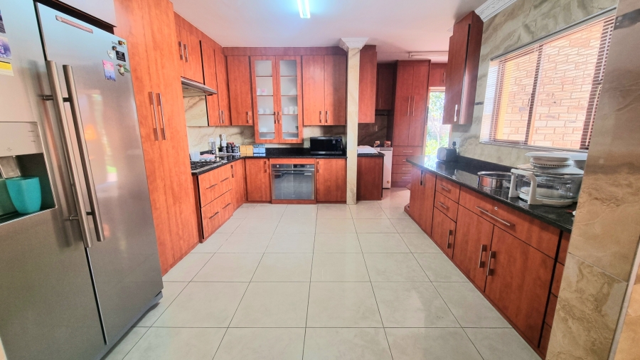 5 Bedroom Property for Sale in Crescent Wood Country Estate Gauteng