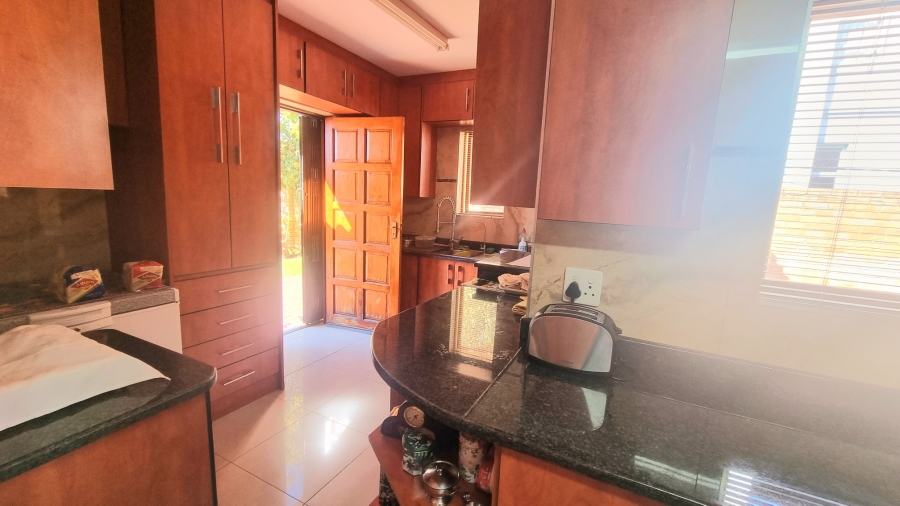 5 Bedroom Property for Sale in Crescent Wood Country Estate Gauteng