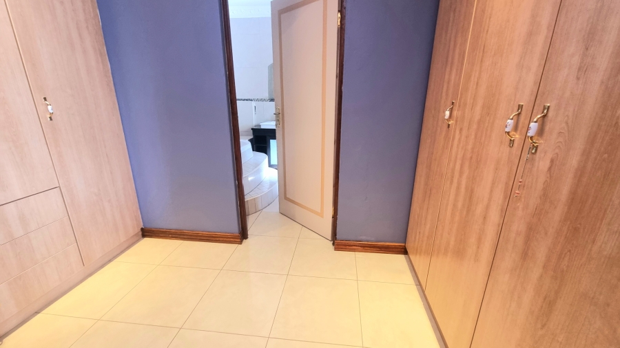 5 Bedroom Property for Sale in Crescent Wood Country Estate Gauteng
