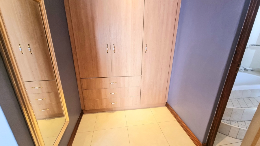 5 Bedroom Property for Sale in Crescent Wood Country Estate Gauteng