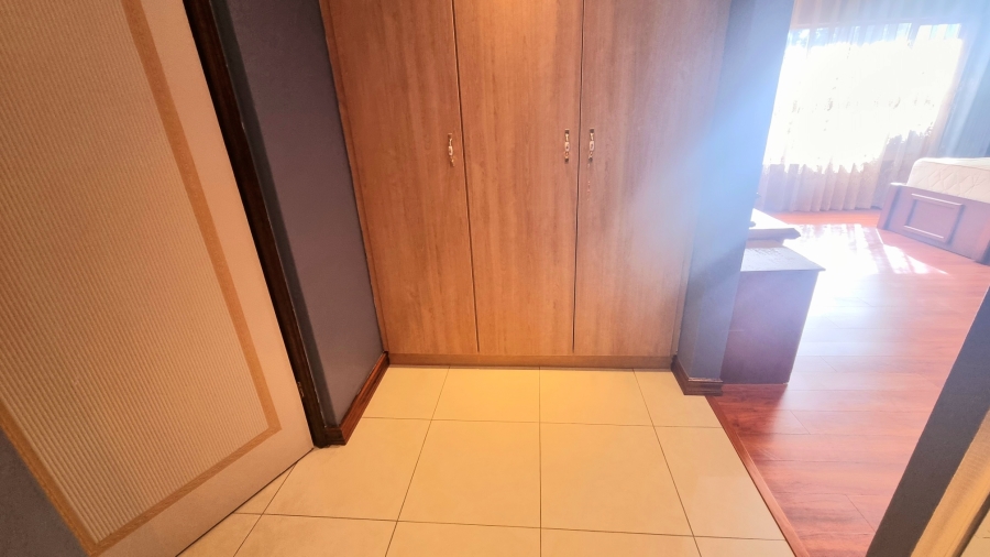 5 Bedroom Property for Sale in Crescent Wood Country Estate Gauteng