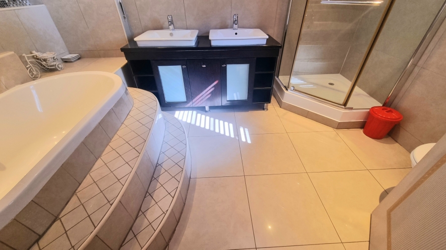 5 Bedroom Property for Sale in Crescent Wood Country Estate Gauteng