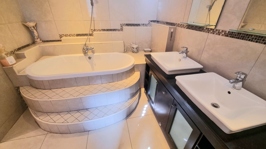 5 Bedroom Property for Sale in Crescent Wood Country Estate Gauteng