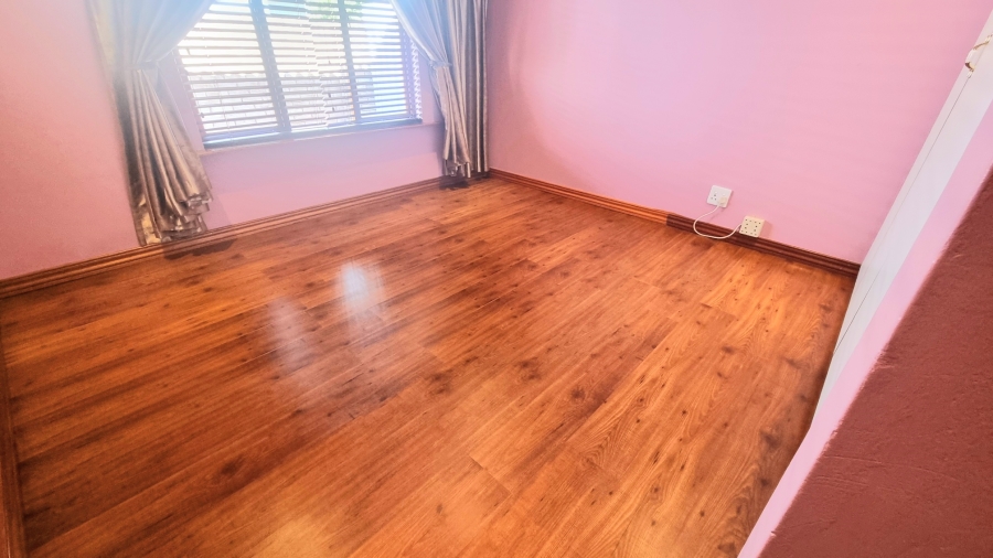 5 Bedroom Property for Sale in Crescent Wood Country Estate Gauteng