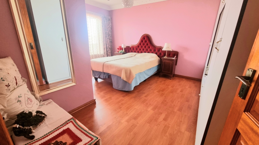 5 Bedroom Property for Sale in Crescent Wood Country Estate Gauteng