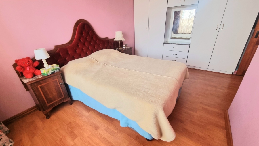 5 Bedroom Property for Sale in Crescent Wood Country Estate Gauteng