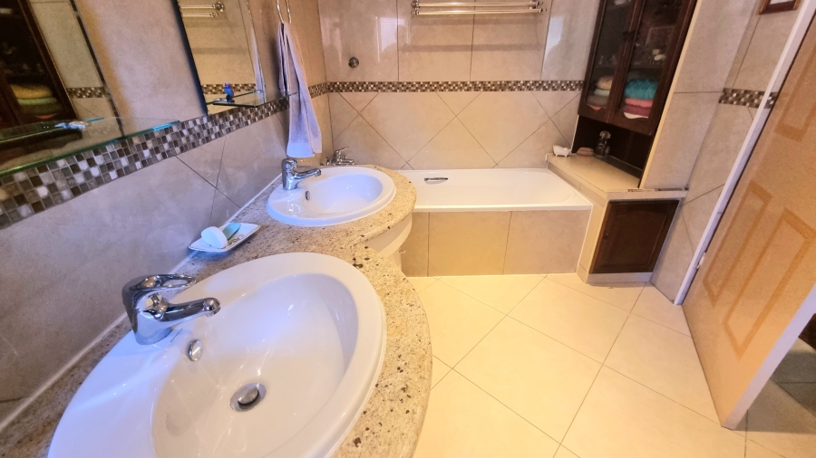 5 Bedroom Property for Sale in Crescent Wood Country Estate Gauteng