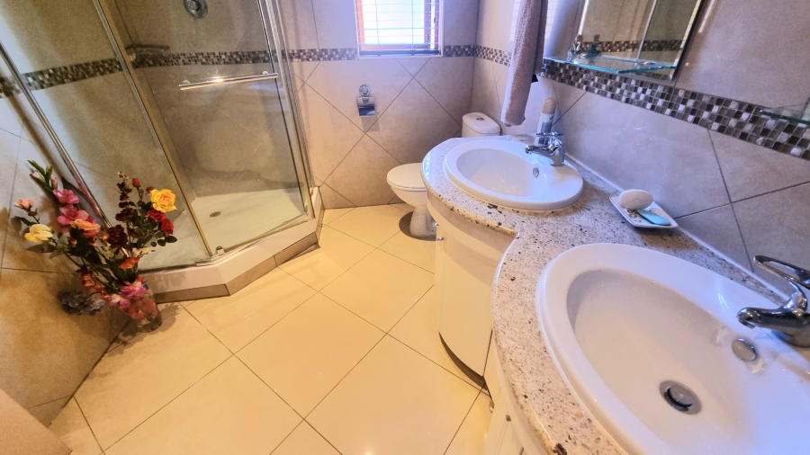 5 Bedroom Property for Sale in Crescent Wood Country Estate Gauteng
