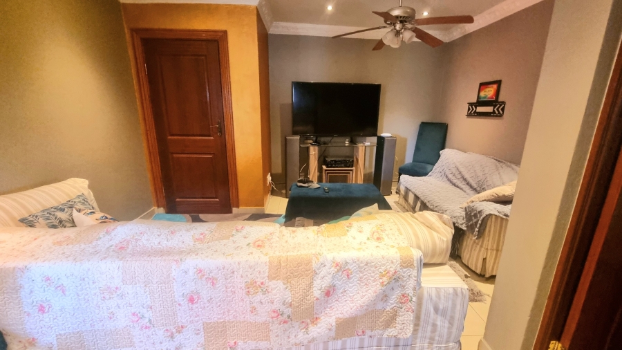 5 Bedroom Property for Sale in Crescent Wood Country Estate Gauteng