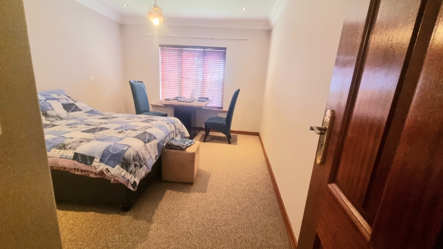 5 Bedroom Property for Sale in Crescent Wood Country Estate Gauteng
