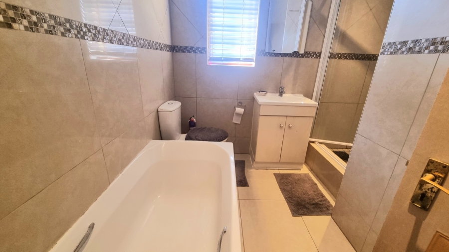 5 Bedroom Property for Sale in Crescent Wood Country Estate Gauteng