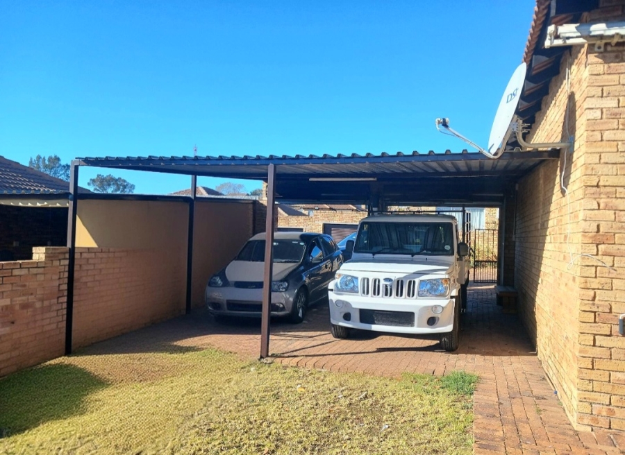 To Let 2 Bedroom Property for Rent in Honeydew Ridge Gauteng