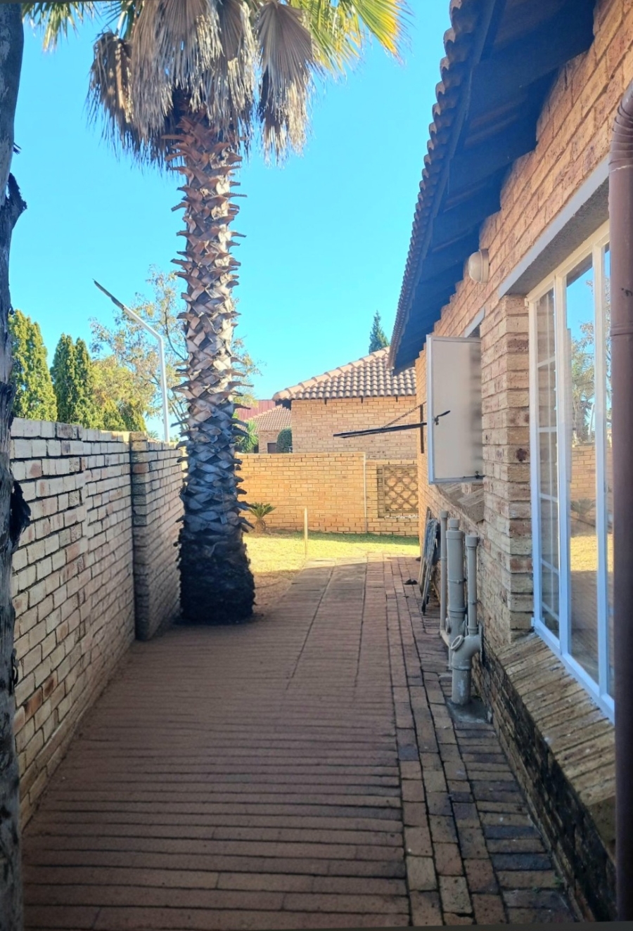 To Let 2 Bedroom Property for Rent in Honeydew Ridge Gauteng