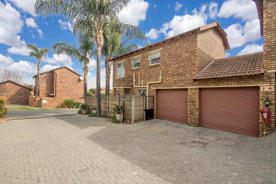 3 Bedroom Property for Sale in Honeydew Ridge Gauteng