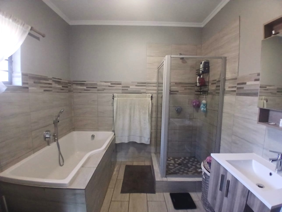 4 Bedroom Property for Sale in Waverley Gauteng