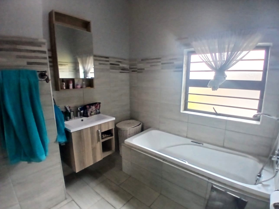 4 Bedroom Property for Sale in Waverley Gauteng