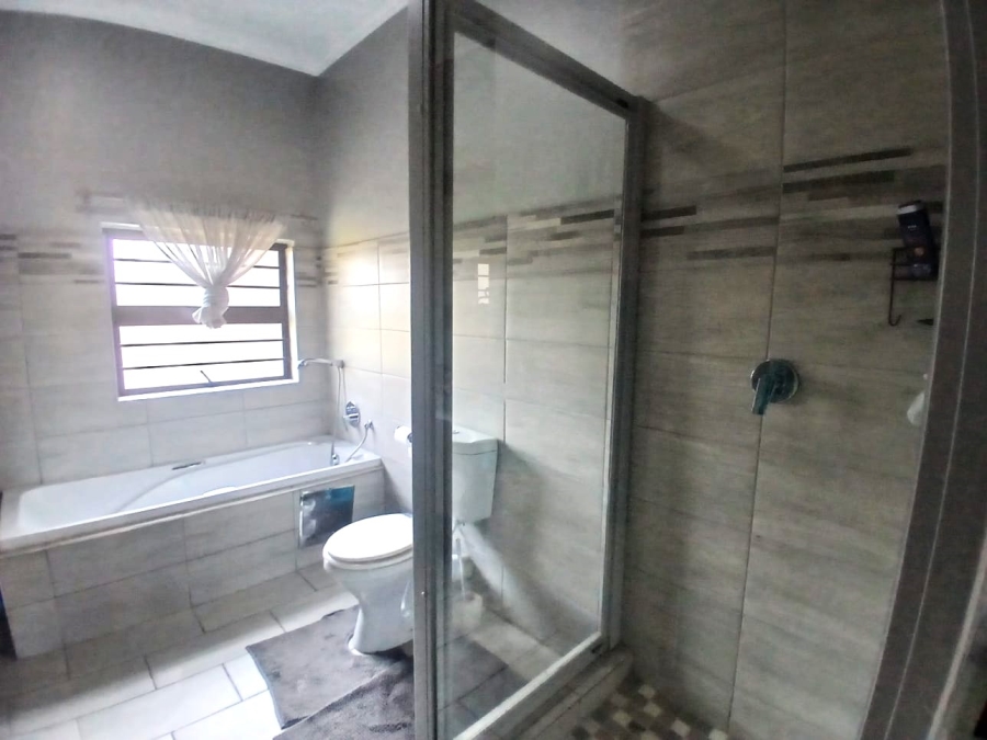 4 Bedroom Property for Sale in Waverley Gauteng