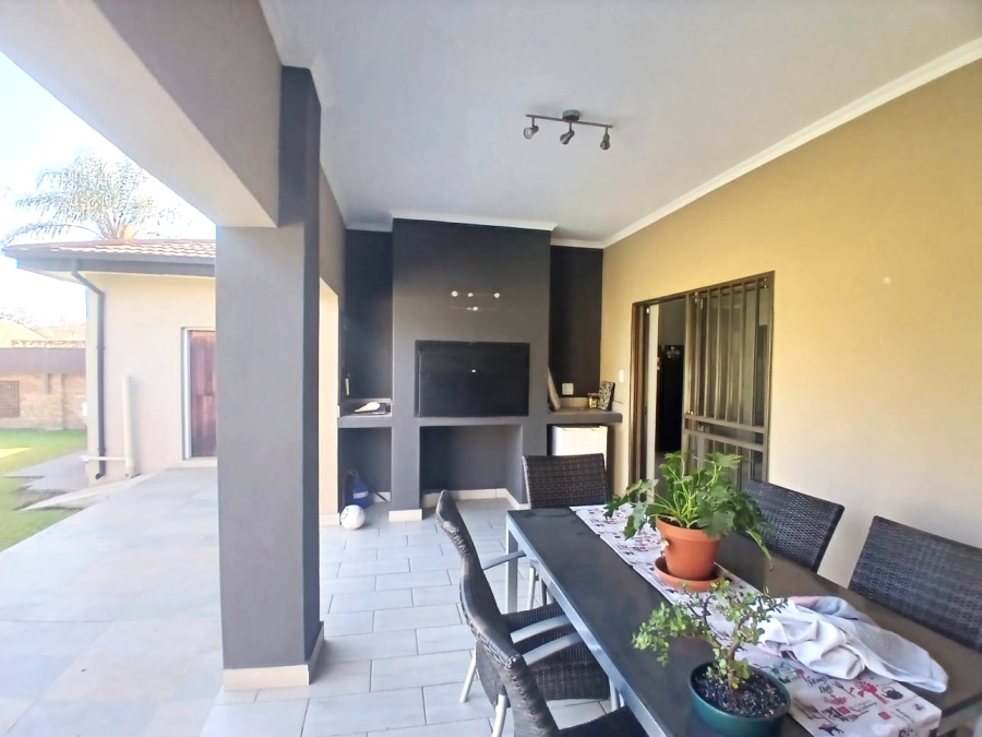 4 Bedroom Property for Sale in Waverley Gauteng
