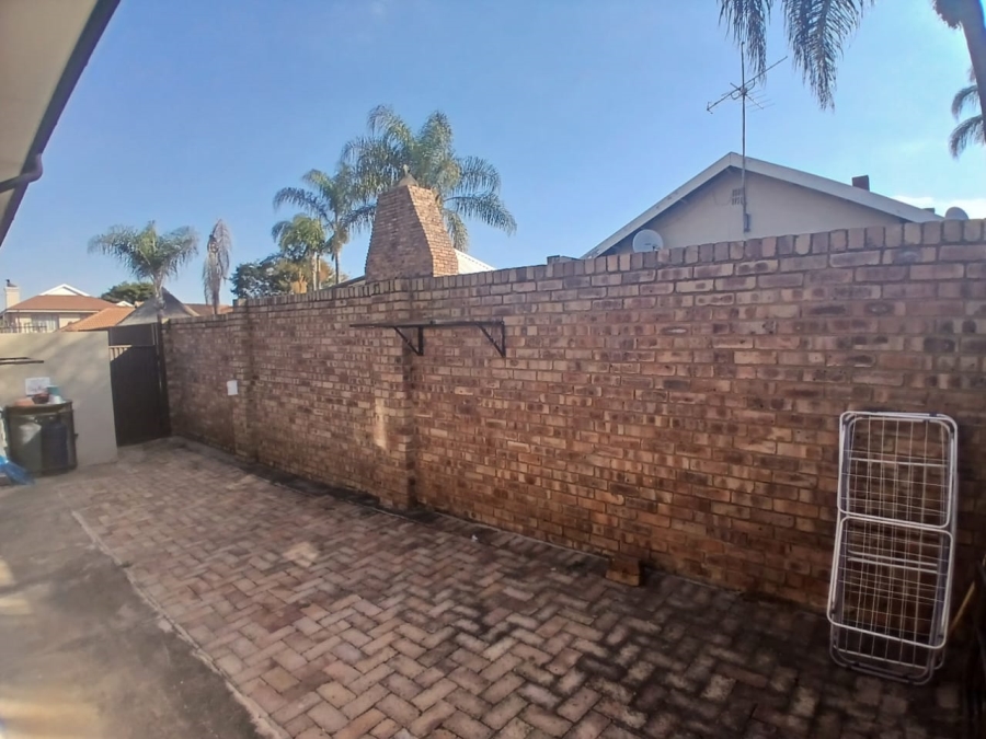 4 Bedroom Property for Sale in Waverley Gauteng