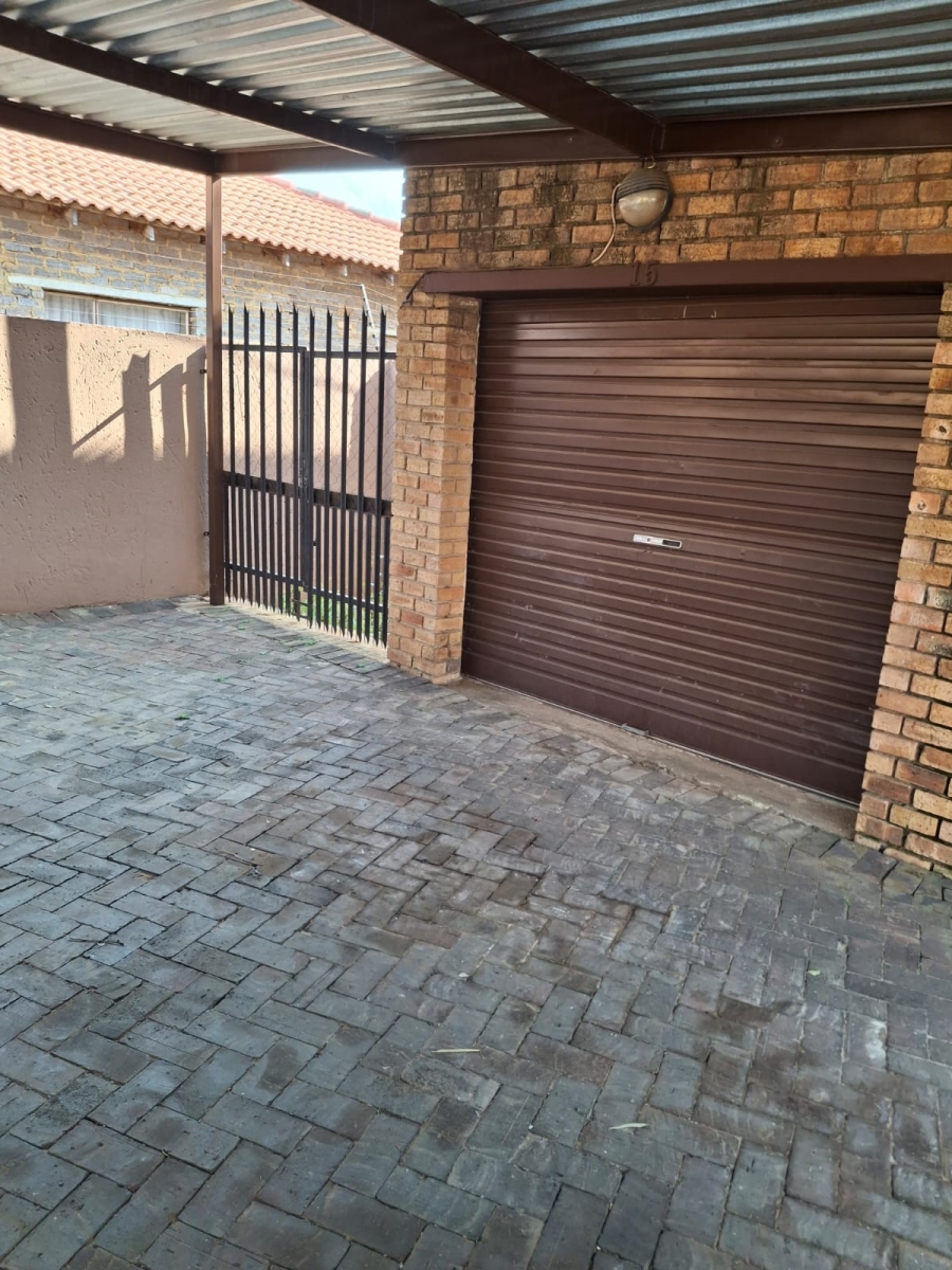 2 Bedroom Property for Sale in Eike Park Gauteng