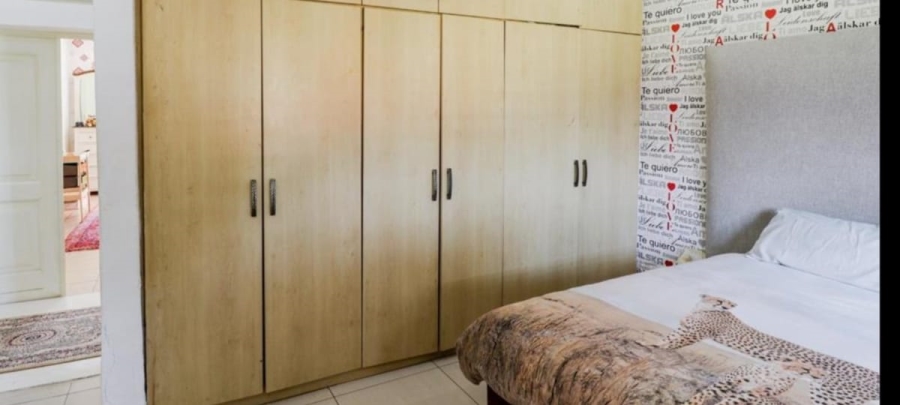 6 Bedroom Property for Sale in Glen Austin Gauteng