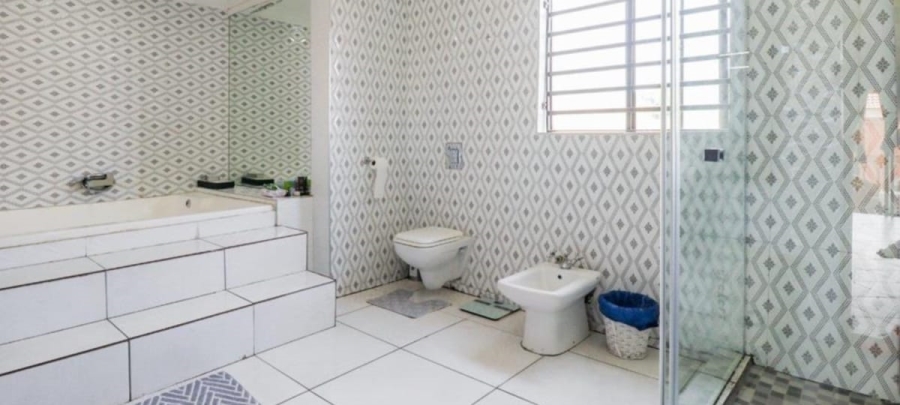 6 Bedroom Property for Sale in Glen Austin Gauteng