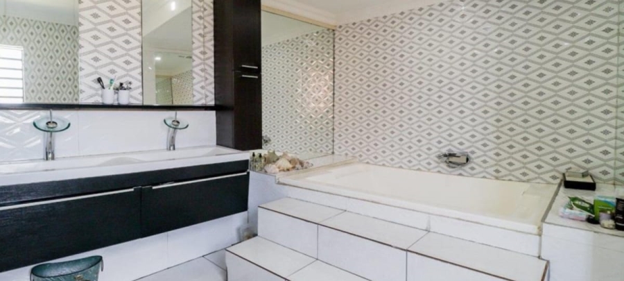 6 Bedroom Property for Sale in Glen Austin Gauteng