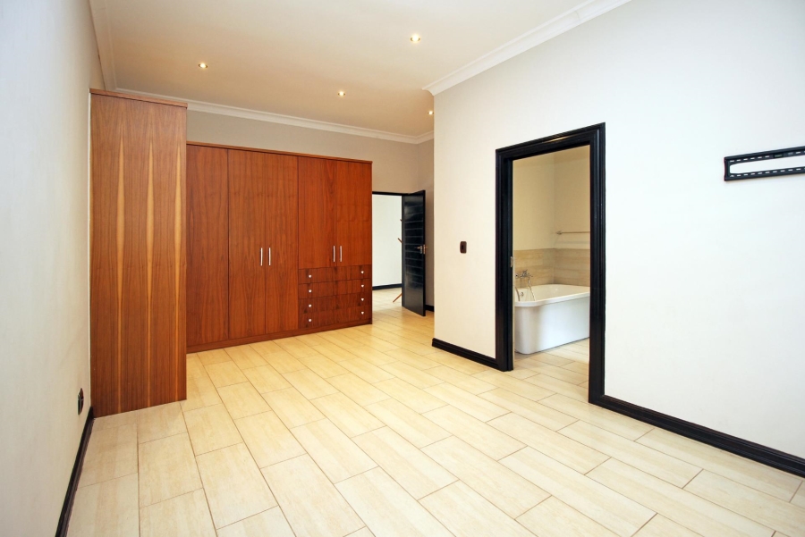 To Let 5 Bedroom Property for Rent in Waterfall Country Estate Gauteng