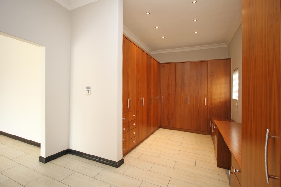 To Let 5 Bedroom Property for Rent in Waterfall Country Estate Gauteng