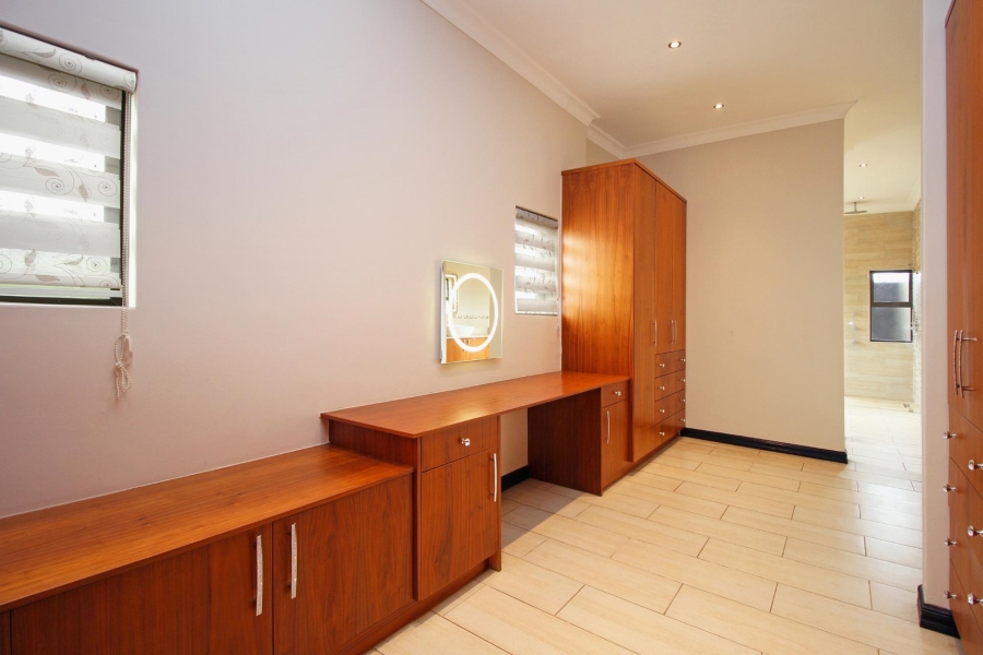 To Let 5 Bedroom Property for Rent in Waterfall Country Estate Gauteng