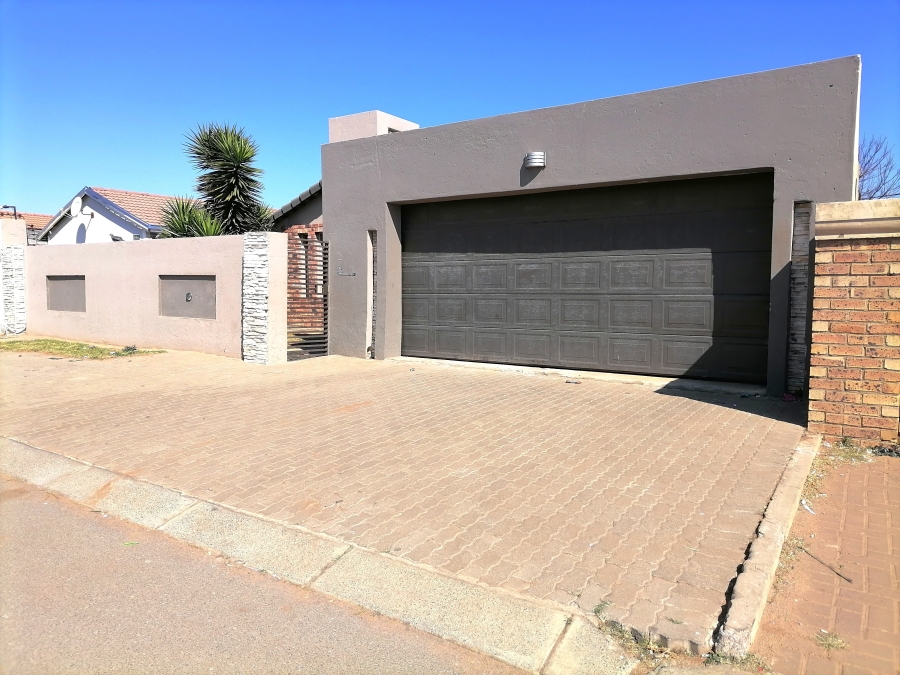 4 Bedroom Property for Sale in Windmill Park Gauteng