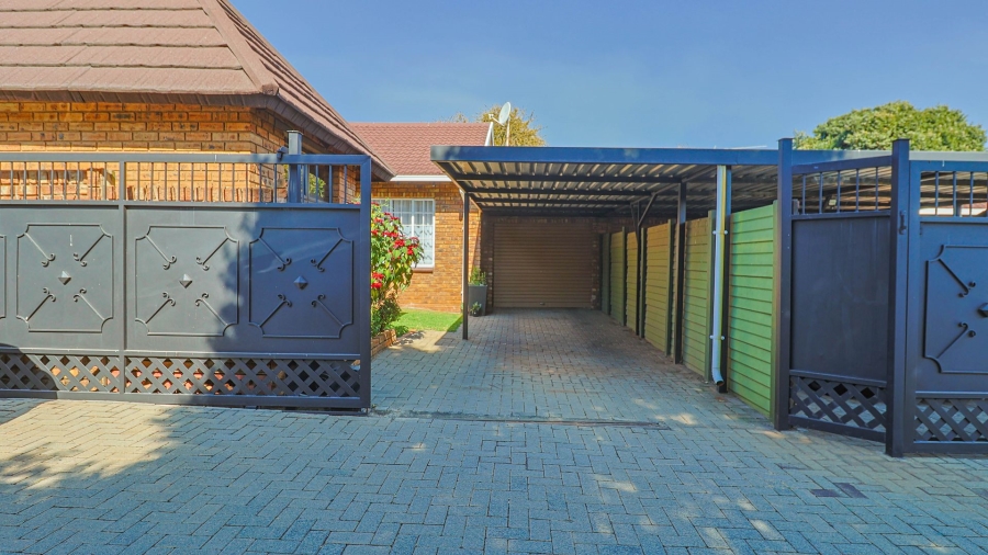 2 Bedroom Property for Sale in Pierre Van Ryneveld Gauteng
