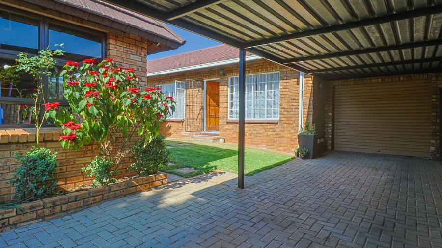 2 Bedroom Property for Sale in Pierre Van Ryneveld Gauteng