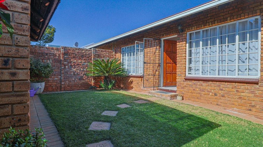 2 Bedroom Property for Sale in Pierre Van Ryneveld Gauteng
