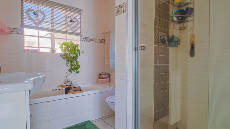 2 Bedroom Property for Sale in Pierre Van Ryneveld Gauteng