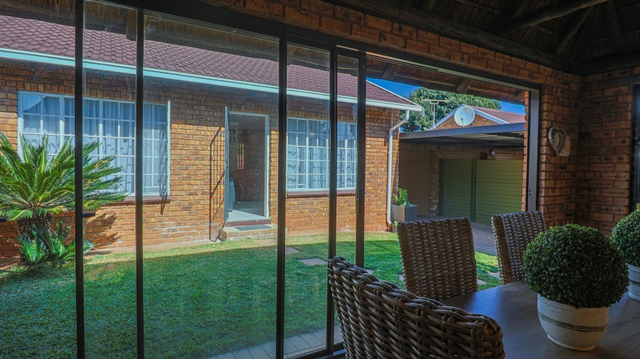 2 Bedroom Property for Sale in Pierre Van Ryneveld Gauteng