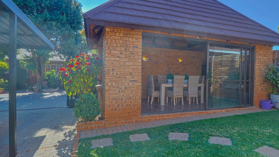 2 Bedroom Property for Sale in Pierre Van Ryneveld Gauteng