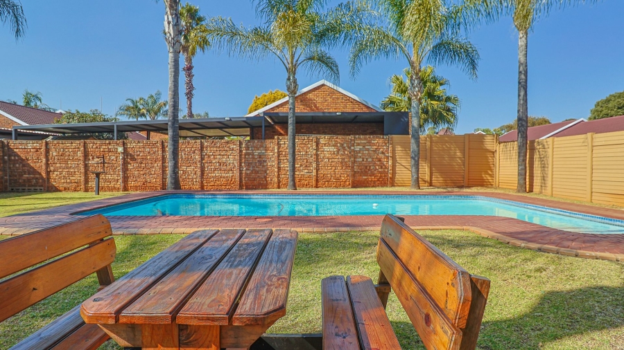 2 Bedroom Property for Sale in Pierre Van Ryneveld Gauteng