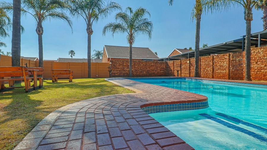2 Bedroom Property for Sale in Pierre Van Ryneveld Gauteng