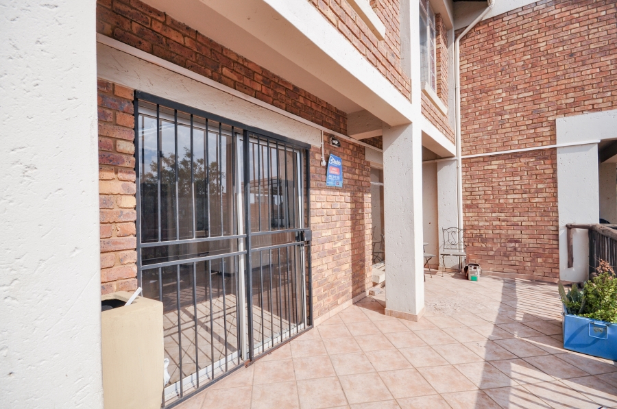 2 Bedroom Property for Sale in La Montagne Gauteng