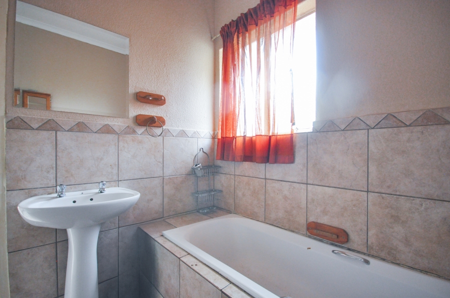 2 Bedroom Property for Sale in La Montagne Gauteng