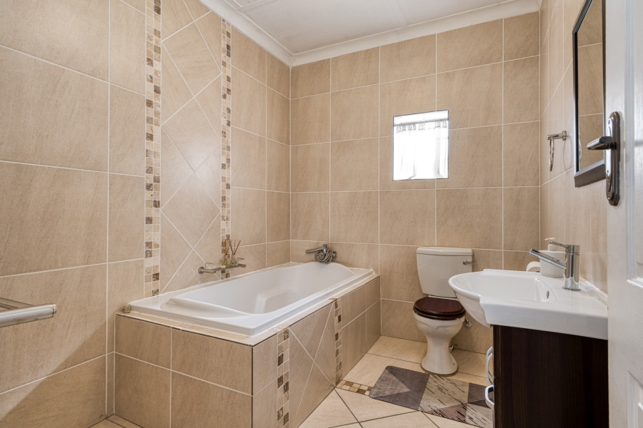 3 Bedroom Property for Sale in Fontainebleau Gauteng